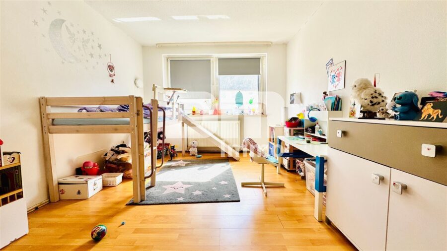 Helle modernisierte Wohnung im 1. OG eines gepfl. Mehrfamilienhauses mit Garage und Kellerraum - Kinderzimmer